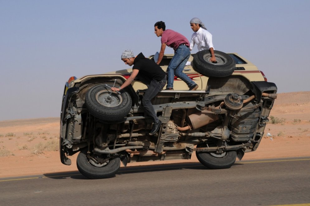 Foto: Arābu vīriešu neprātīgās izklaides uz ceļiem