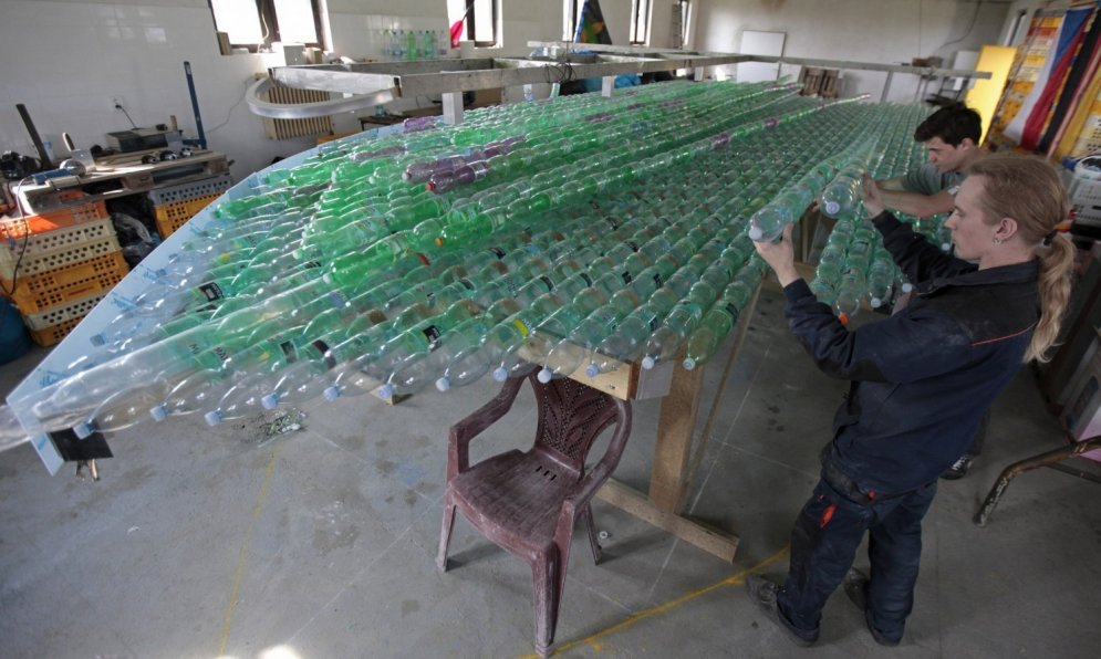 Plastmasas pudeļu laiva dodas ceļā