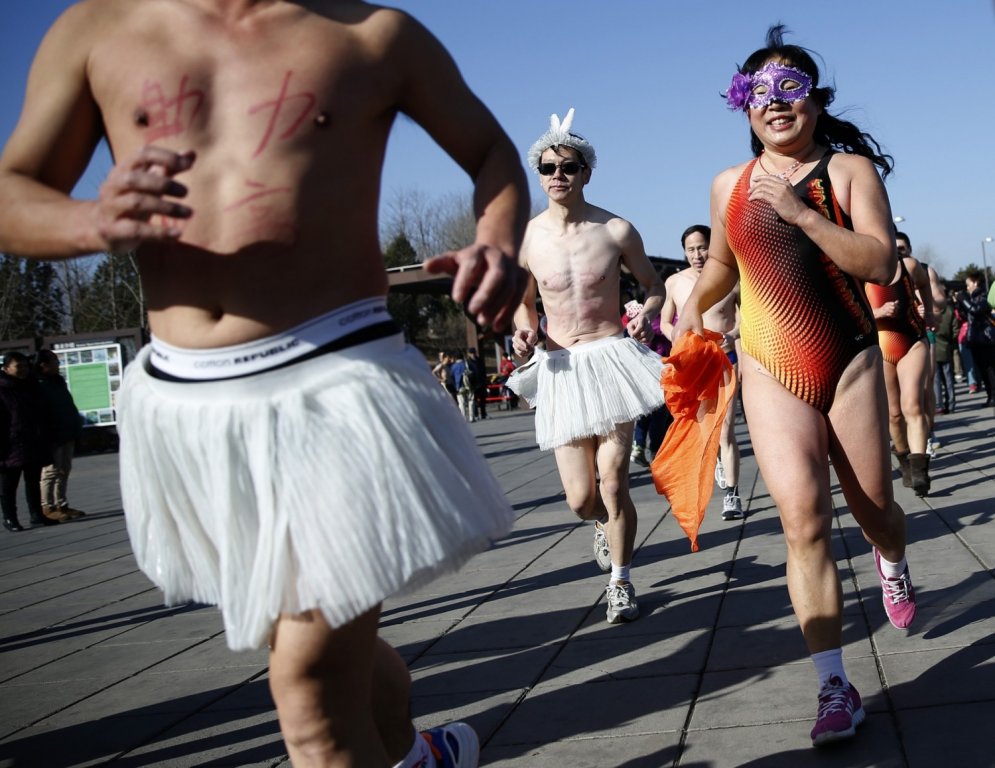 Simtiem ķīniešu skrien īpatnējā puskailajā maratonā