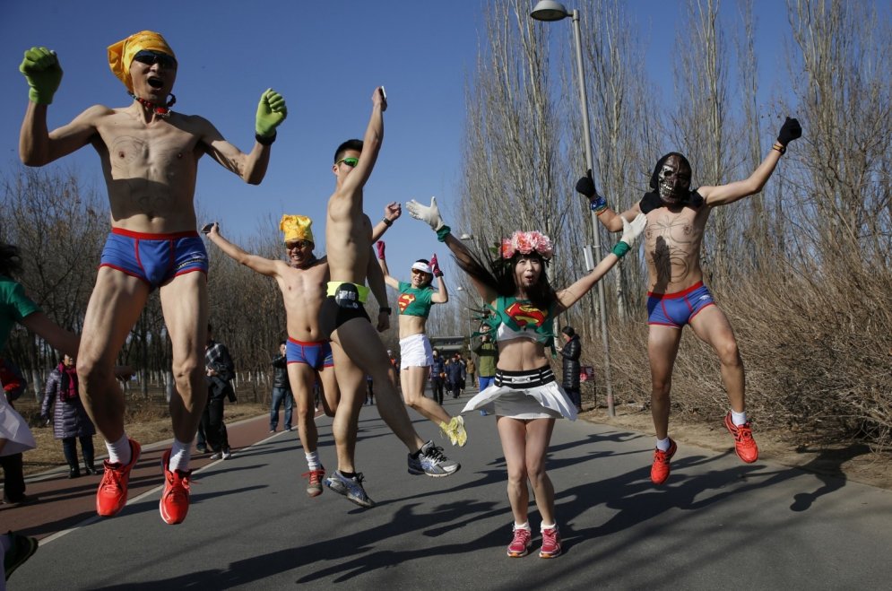 Simtiem ķīniešu skrien īpatnējā puskailajā maratonā