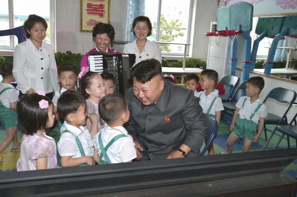 Праздник детства в Северной Корее: стрельба по Обаме, обед из железных мисок…