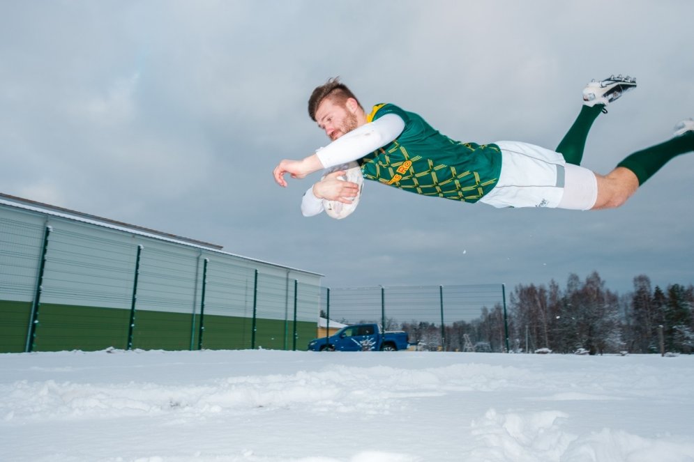 Atraktīvi foto: Izturīgi latviešu tēviņi regbija treniņā