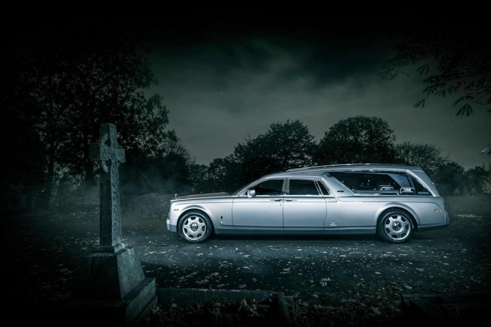 Depresīvi stilīgais 'Rolls-Royce Phantom' katafalks