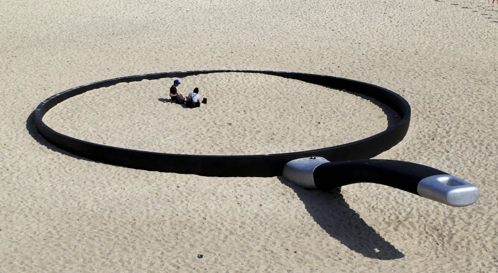 Песок, сковородки и носороги: как современное искусство пришло на пляж