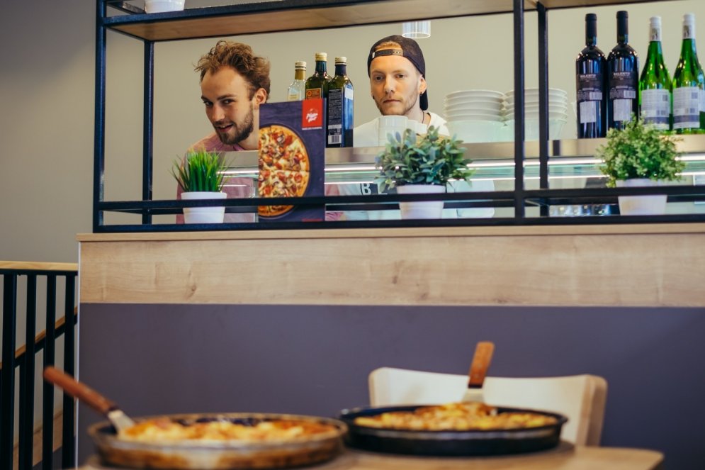 'Pizza Hut' ir vaļā: Vieta, kur iemīlēties un pēc tam uzēst