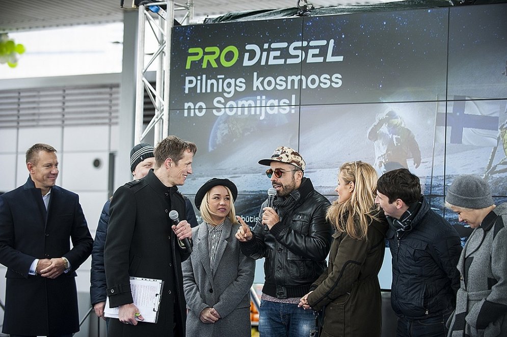 Sabiedrībā pazīstami cilvēki pirmie Latvijā testē unikālu dīzeļdegvielu pasaulē