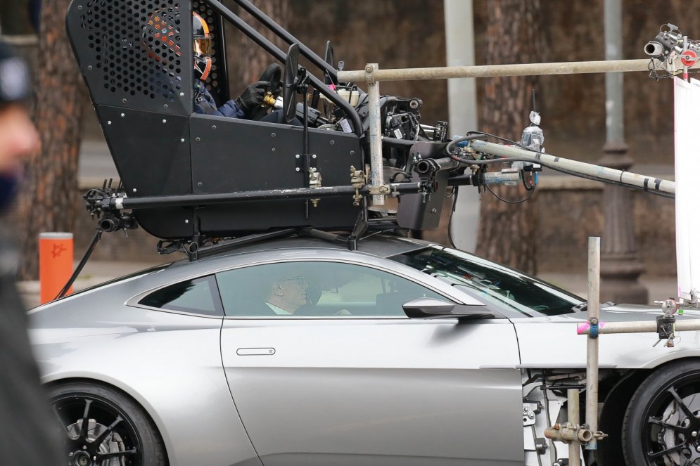 Atklāts triks, kā Džeimss Bonds filmā vada savu superauto