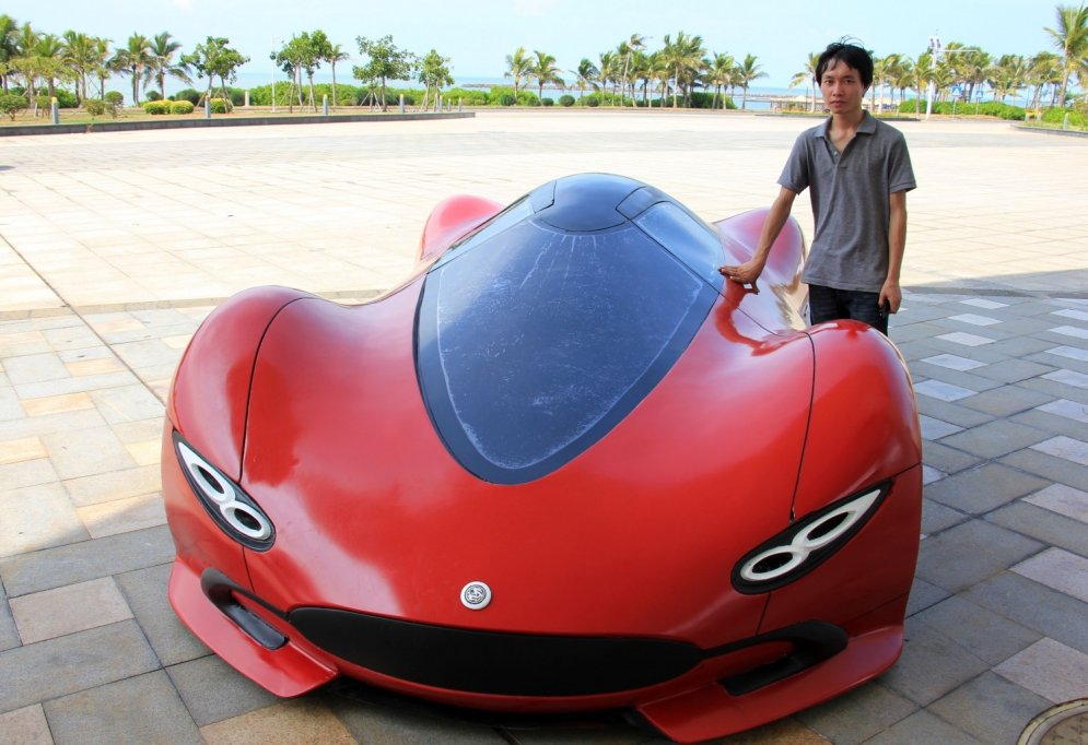Ķīniešu puisis 'pa lēto' uztaisījis izcili smuku superauto
