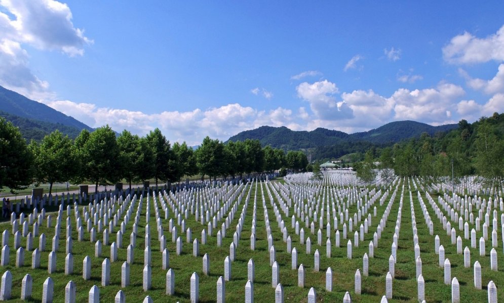 Kā Srebrenicas slaktiņa vietas izskatās tagad – pēc 20 gadiem