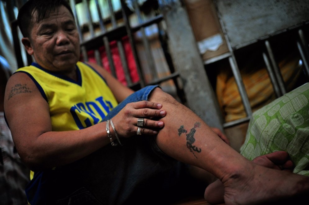 Filipīniešu cietumnieki rāda un skaidro tetovējumu nozīmi