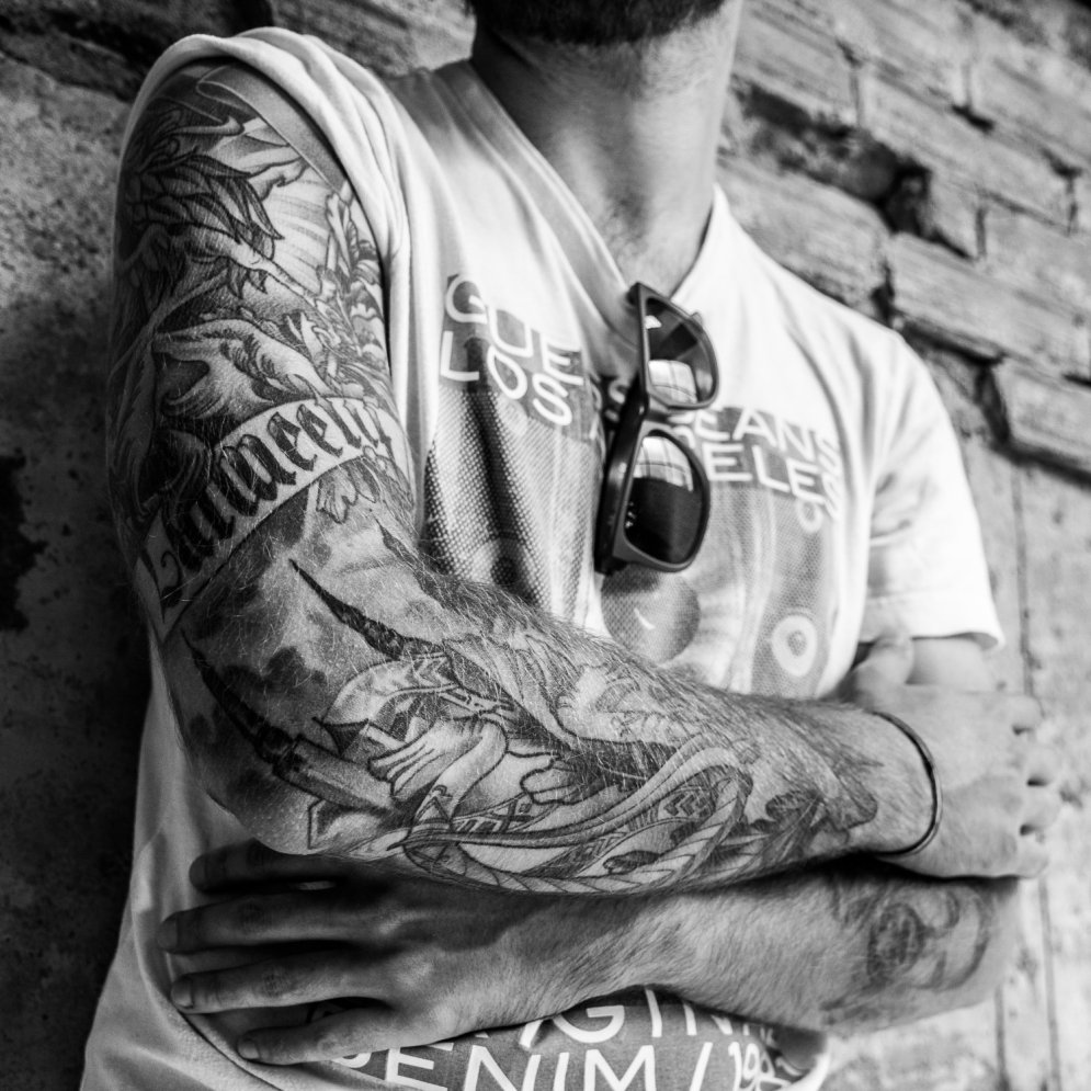 Piecu latviešu slavenību tetovējumi tuvplānā