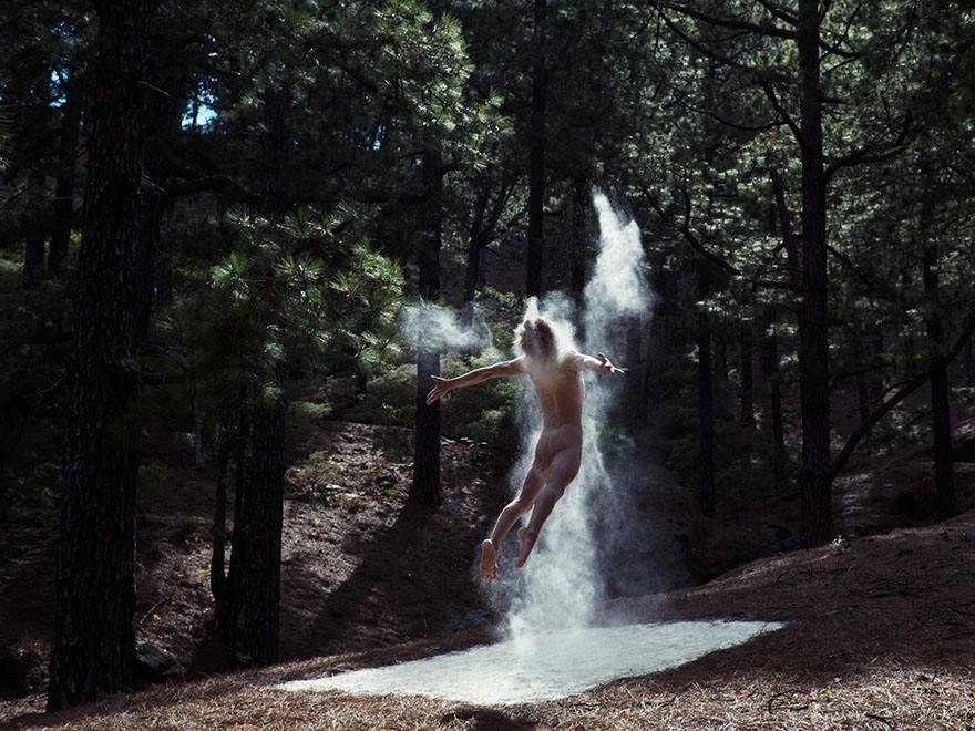 Zviedru fotogrāfs iemūžina kailus dejotājus pie dabas krūts