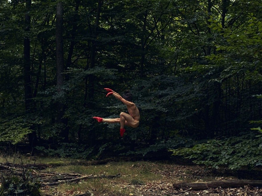 Zviedru fotogrāfs iemūžina kailus dejotājus pie dabas krūts