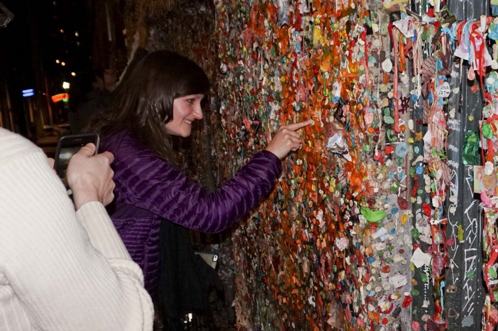 Mikrobu dēļ tīrīs slaveno Sietlas pilsētas košļeņu sienu