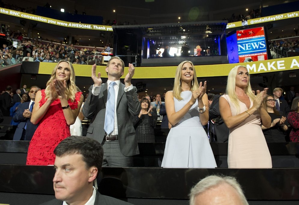 Sievietes aiz Donalda Trampa. Kas viņas ir?