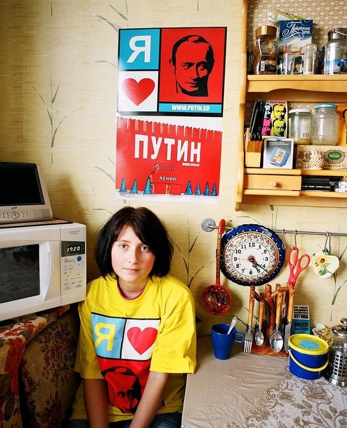T-krekli, plakāti un pielūgsme: jaunieši – Putina fanu kluba biedri