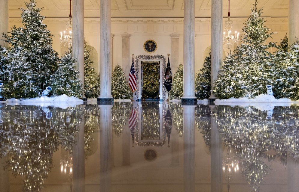 ФОТО. Белый дом в США "одели" к Рождеству в стиле Трампа — много золота, много зелени
