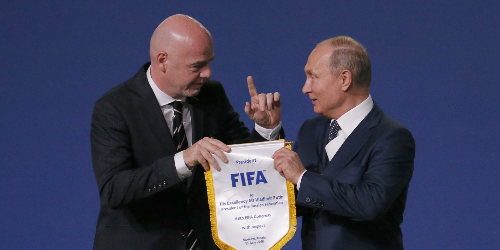 'Bezmugurkaulnieki' un 'nemācēšu komentēt' – pretrunīgi vērtē krievu valodas atzīšanu starptautiskajā futbolā