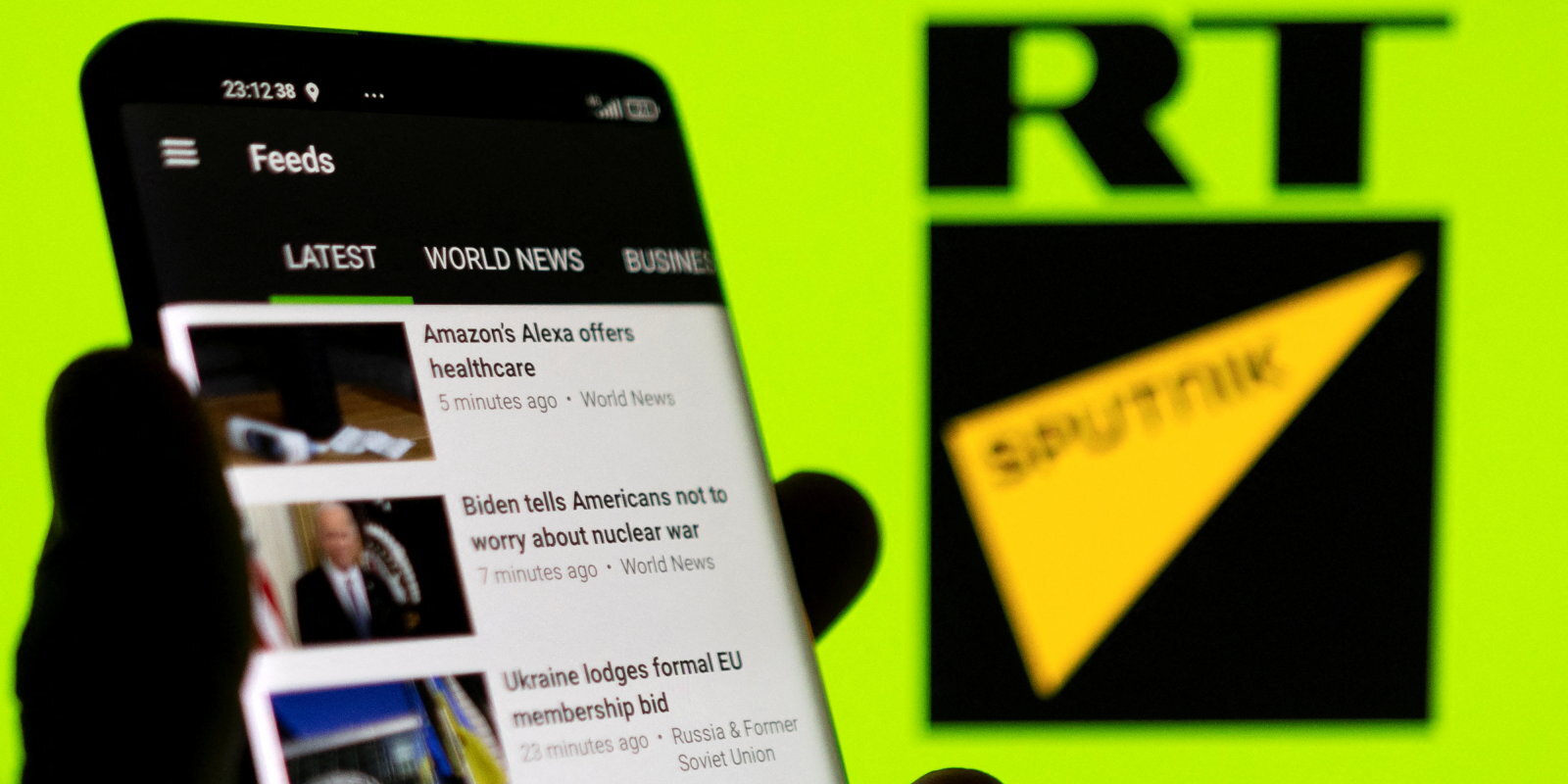 Kādēļ Eiropa steidz slēgt Kremļa kanālus: 'Sputnik' kara propaganda Latvijā