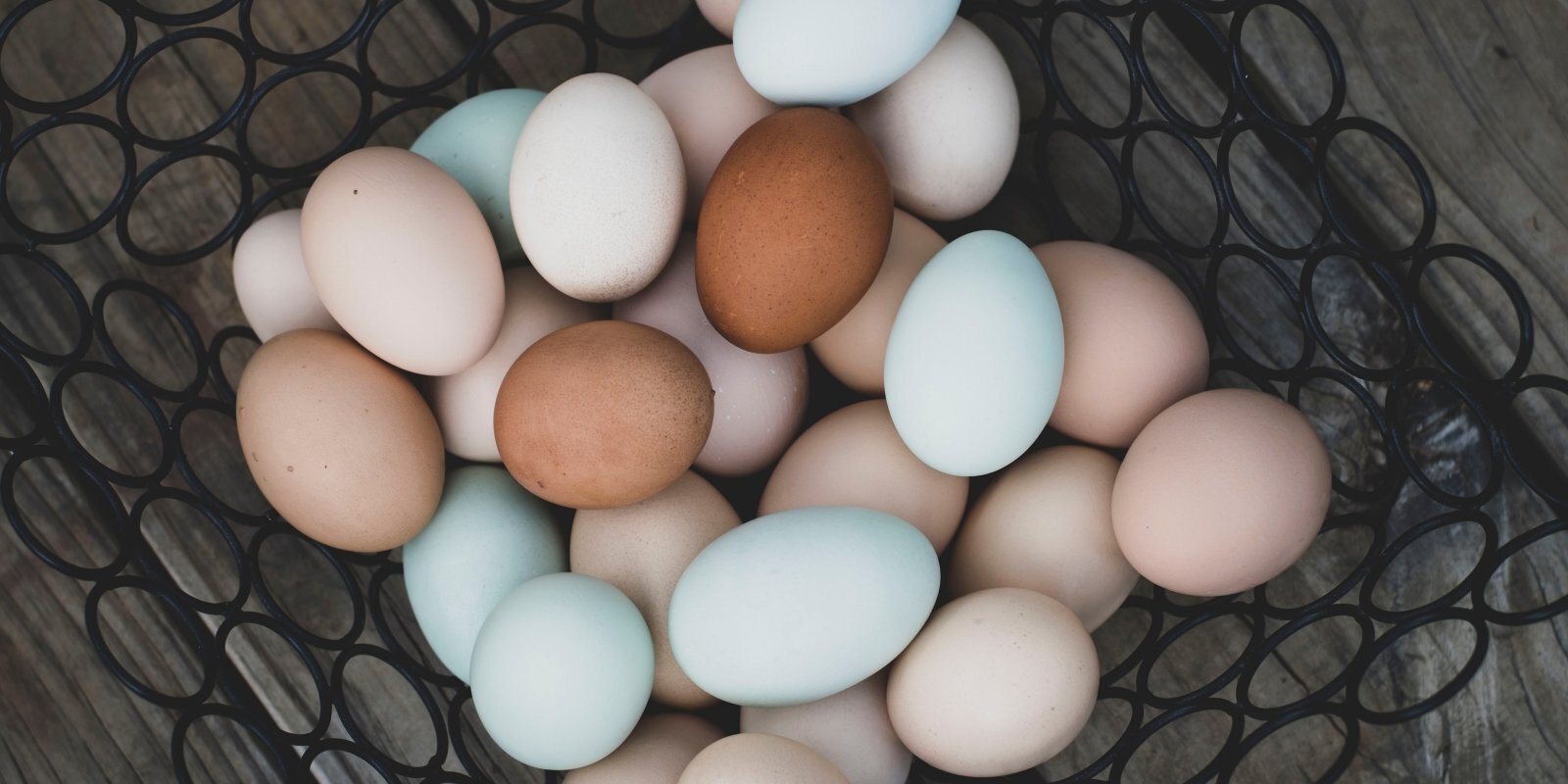 Белые или коричневые? С солью или без? Эксперты — о тонкостях приготовления пасхальных яиц