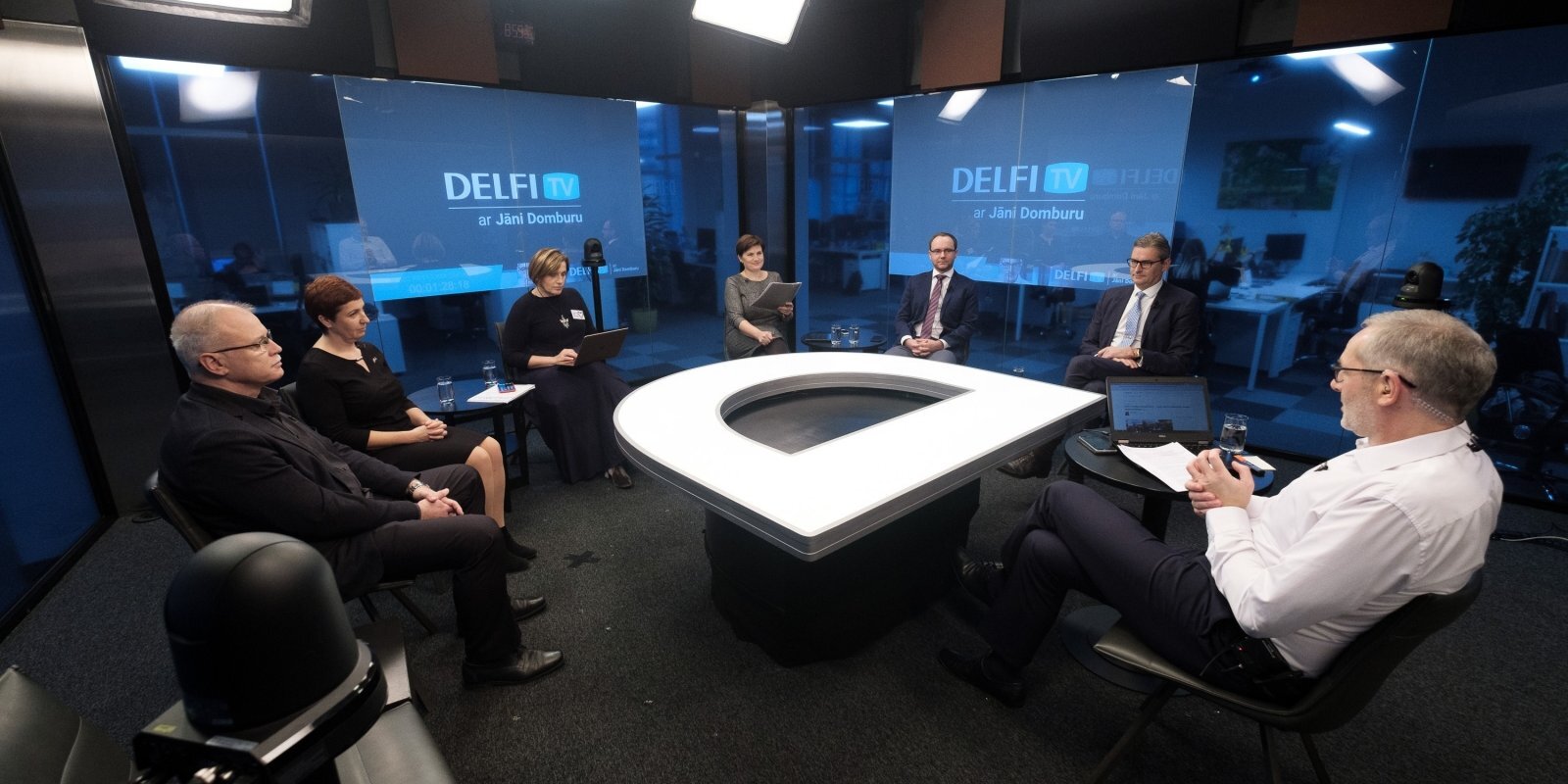 'Delfi TV ar Jāni Domburu' diskutē mediķi un politiķi. Pilns teksts