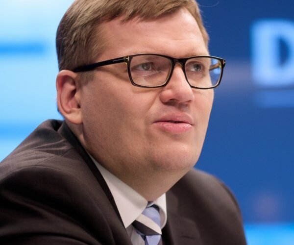 Просьба о пропуске за 250 евро, гей-шутки и параллельный мир. Что депутат Рижской думы рассказал о министре Пуце