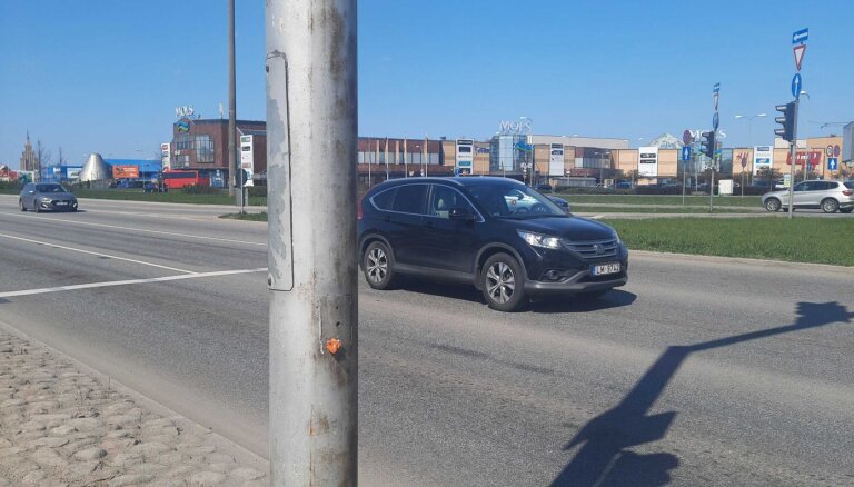 Krasta ielā gājējiem noņemtas luksoforu izsaukuma pogas – jaunas pagaidām neliks