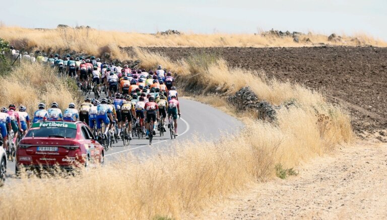 Urans uzvar 'Vuelta a Espana' 17.posmā; Evenpūls finišē kopā ar Masu