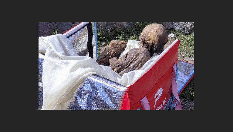 У курьера в Перу нашли мумию мужчины. Он сказал, что живет с ней