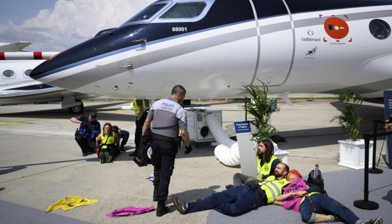 Šveices Ženēvas lidostā klimata aktīvisti iztraucē gaisa satiksmi