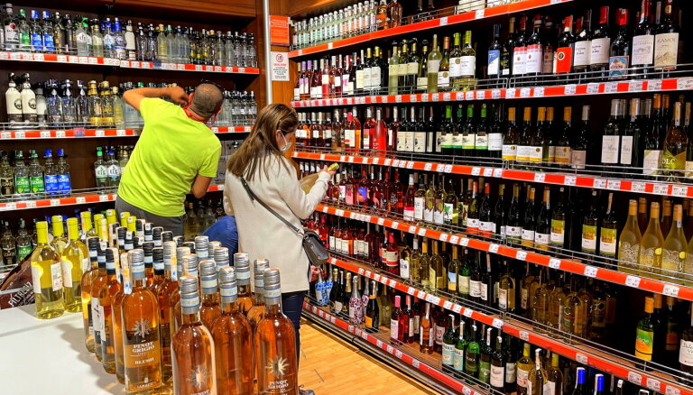 'Ļengani ierobežojumi' – Saeima konceptuāli atbalsta alkohola patēriņa samazināšanu