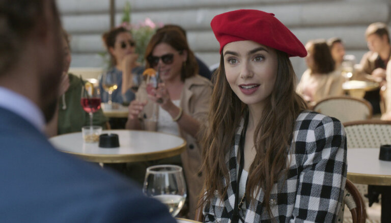 Noskaties! 'Netflix' piedāvā agrīnu Ziemassvētku dāvanu seriāla 'Emily In Paris' faniem