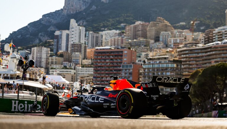 Monako 'Grand Prix' pirmajos treniņos ātrākos laikus uzrāda Sainss un Verstapens