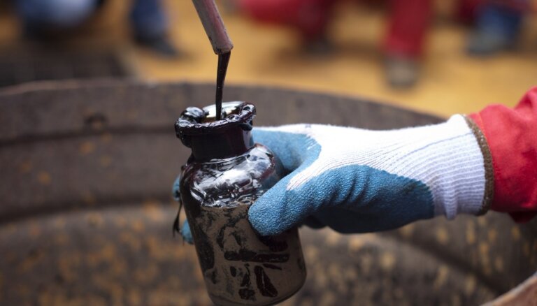 Rietumu sankcijas 'iegriezušas' Krievijas naftas peļņai, uzskata pētnieki