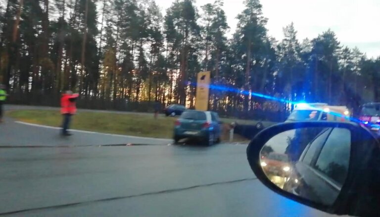 Video: Uz Tallinas šosejas Baltezerā auto apgāzies uz jumta