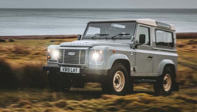 'Land Rover' no klasiskā 'Defender' atvadās ar 260 tūkstošu eiro vērtu versiju