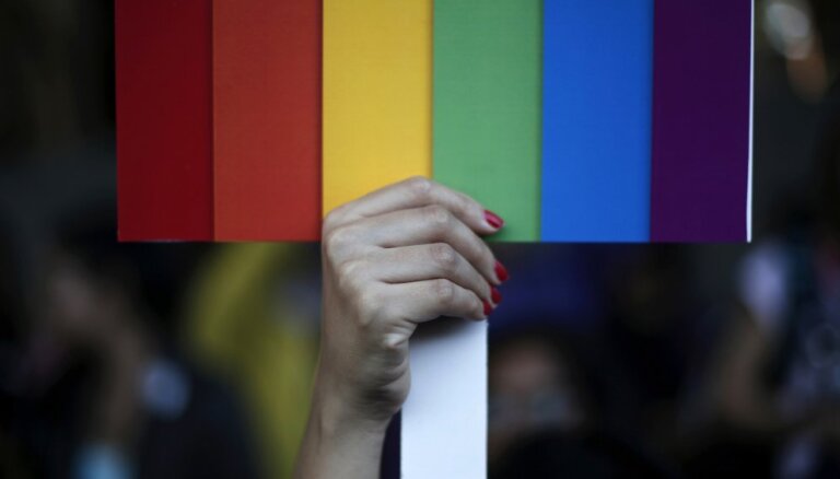 Жителя штата Айова приговорили к 15 годам за сжигание флага ЛГБТ