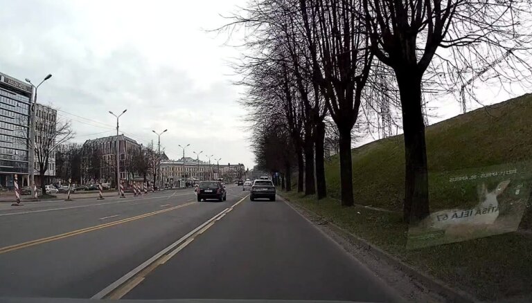 ВИДЕО: Водитель проигнорировал знаки и чуть не вызвал аварию на улице 13 Января