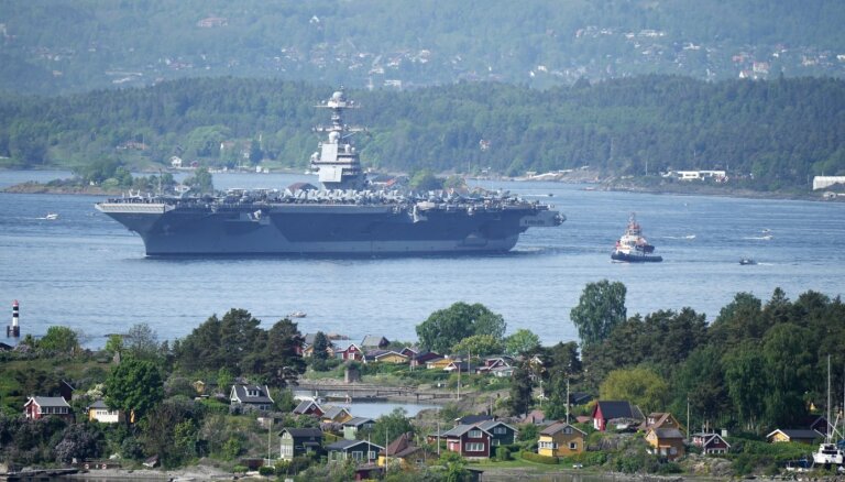 Pasaulē lielākais aviācijas bāzeskuģis ieradies Oslo uz NATO mācībām