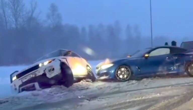 Video apkopojums – auto avārijas Latvijā pamatīgajā sniegputenī
