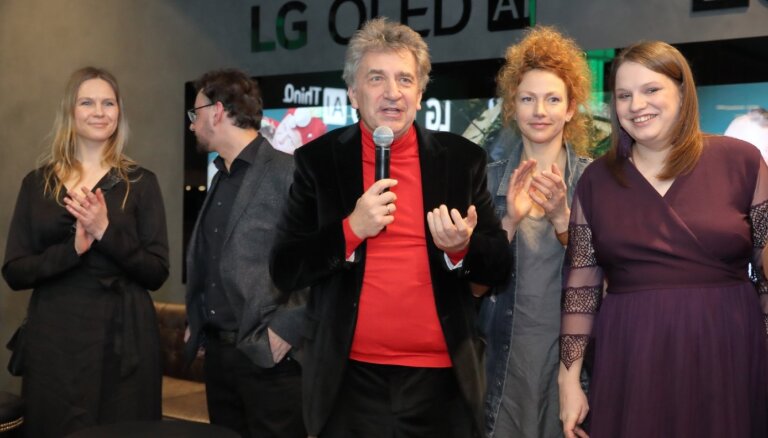 Foto: Raiba publika ierodas novērtēt Andreja Ēķa komēdiju 'Klases salidojums 2'