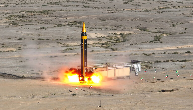 Irāna izmēģinājusi ballistisko raķeti ar 2000 kilometru darbības rādiusu