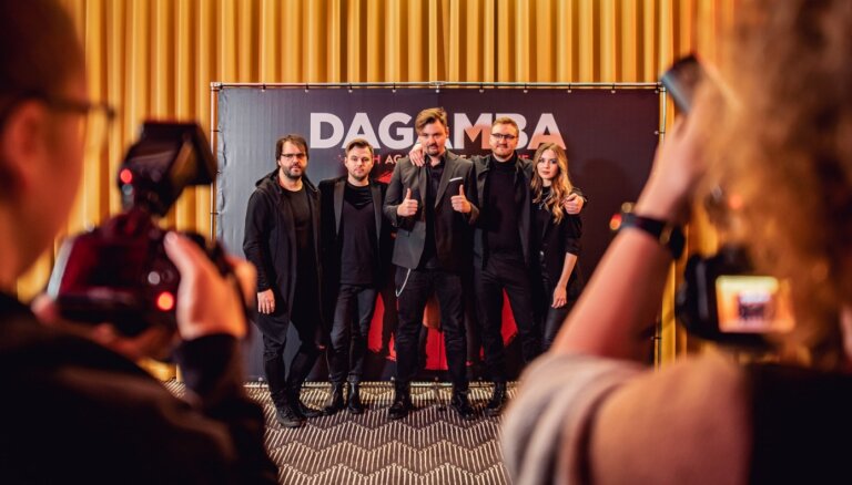 Foto: Klasiskās mūzikas huligāni 'Dagamba' nosvinējuši jaunā albuma iznākšanu