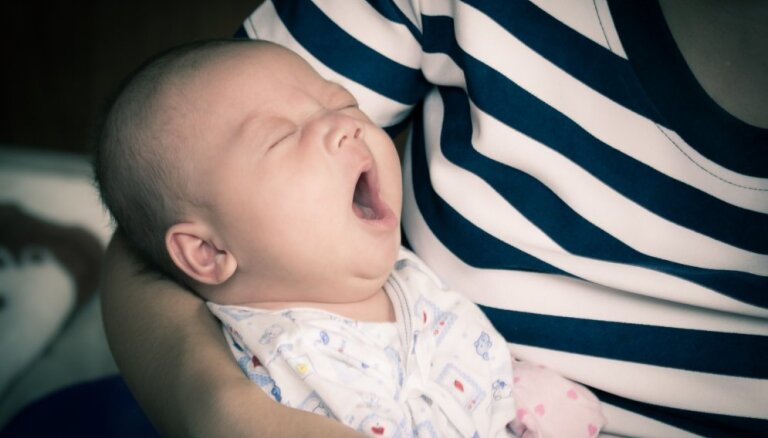 Daudzbērnu tētis iesaka zelta likumus mazuļa miega un nomoda režīma izveidošanai
