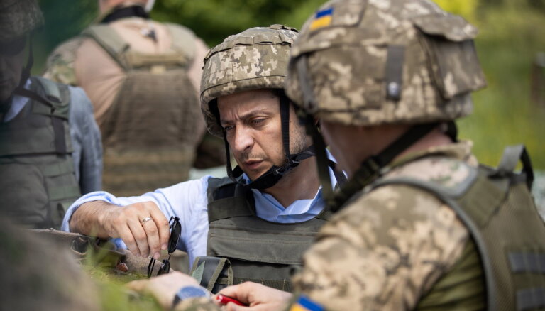 Зеленский в Луганской области: “Я президент этой страны. Оружие убери”