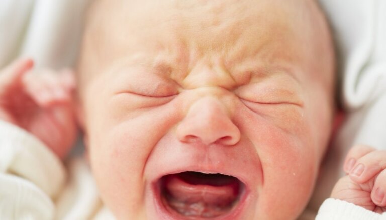 Kas ir kolikas un kā palīdzēt zīdainim: stāsta pediatrs