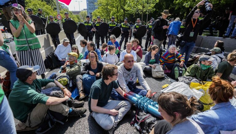 Nīderlandē vides aktīvistu demonstrācijā aizturēti 1500 cilvēku