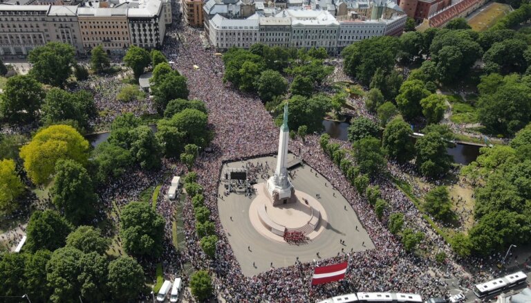 Video no putna lidojuma: 30 000 fanu sagaida Latvijas hokeja izlasi