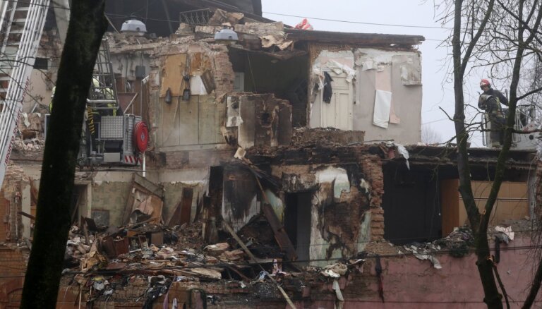 Mājas sprādziens Melnsila ielā: pierādījumus vāc no pacēlāja, bīstamās daļas demontēs