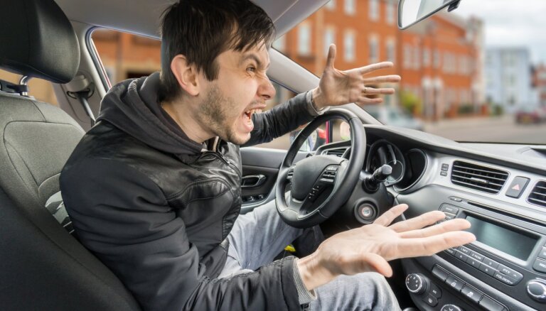 Autovadītāji Latvijā daudzus pārkāpumus uzskata par normu, uzskata eksperti